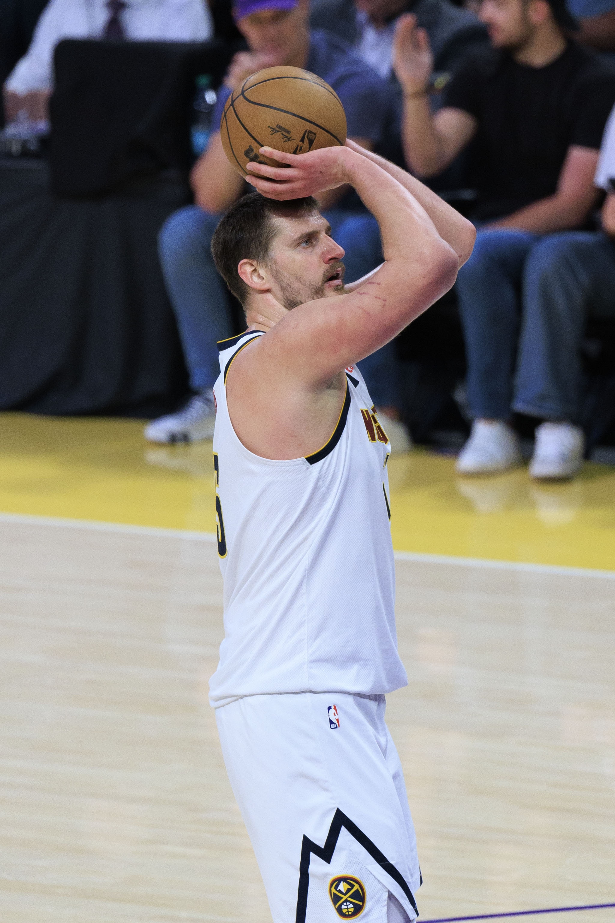 乐鱼体育平台-当世第一！约基奇最近7场场均27.7分15.3板13.4助 投篮53.3%